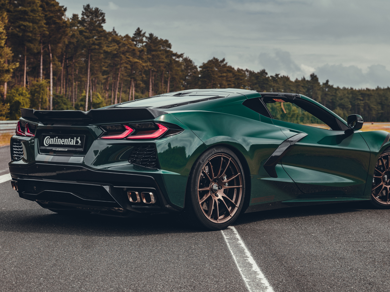 Вид сзади на автомобиль Chevrolet Corvette 45th Limited Edition 2024 года