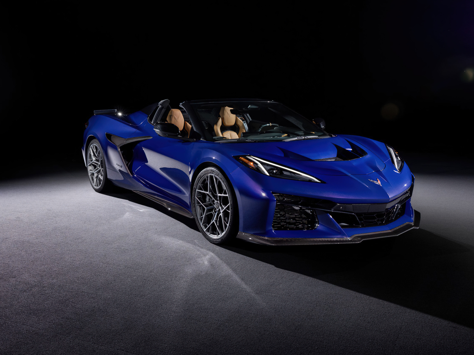 Синий автомобиль Chevrolet Corvette ZR1, 2025 года