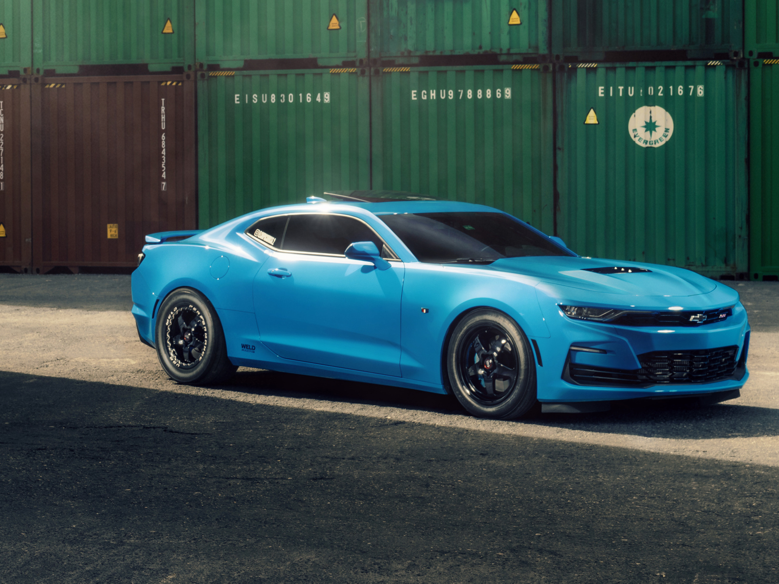 Автомобиль Chevy Camaro голубого цвета