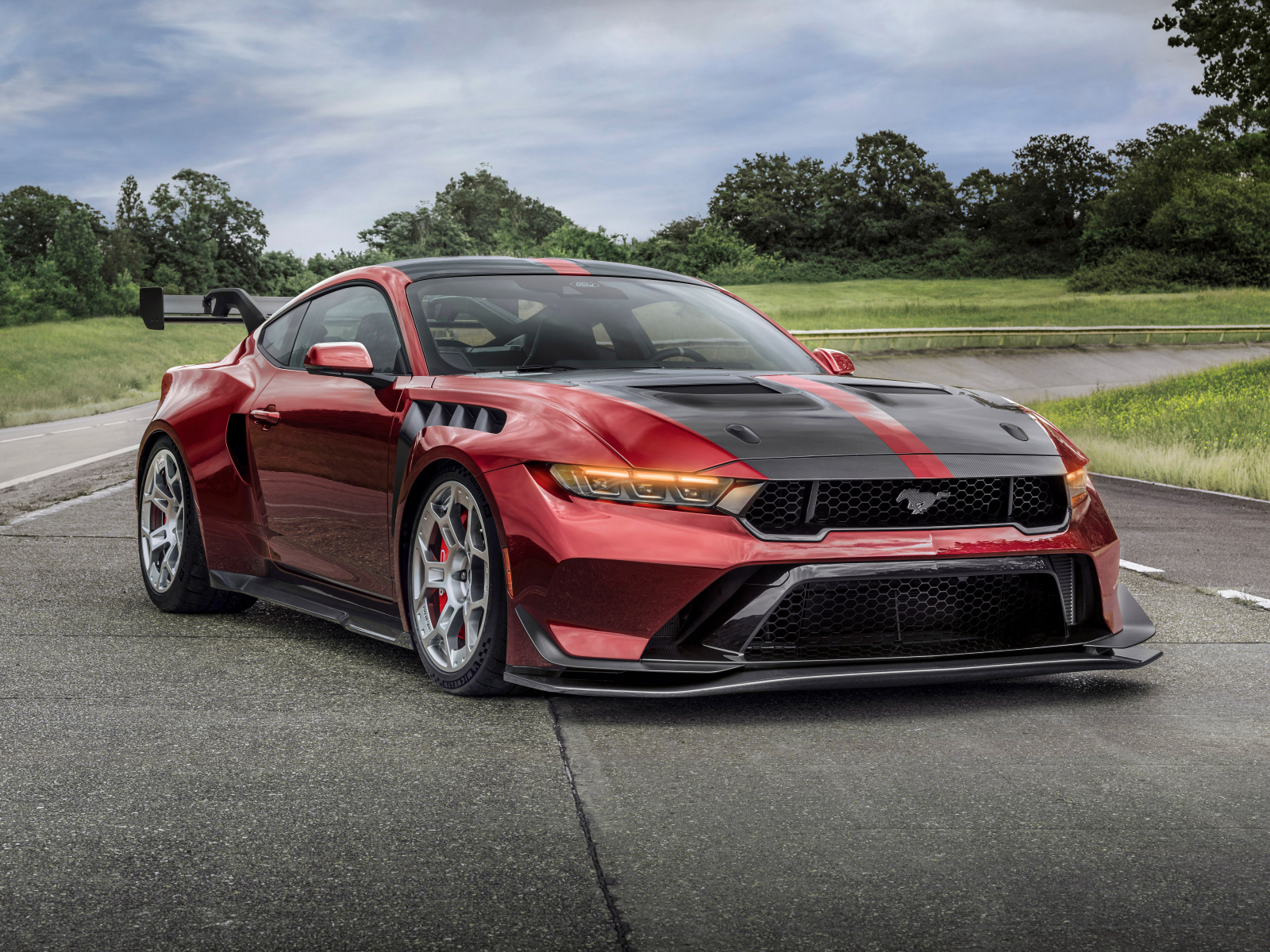 Красный автомобиль Ford Mustang GTD Performance Pack 2025 года