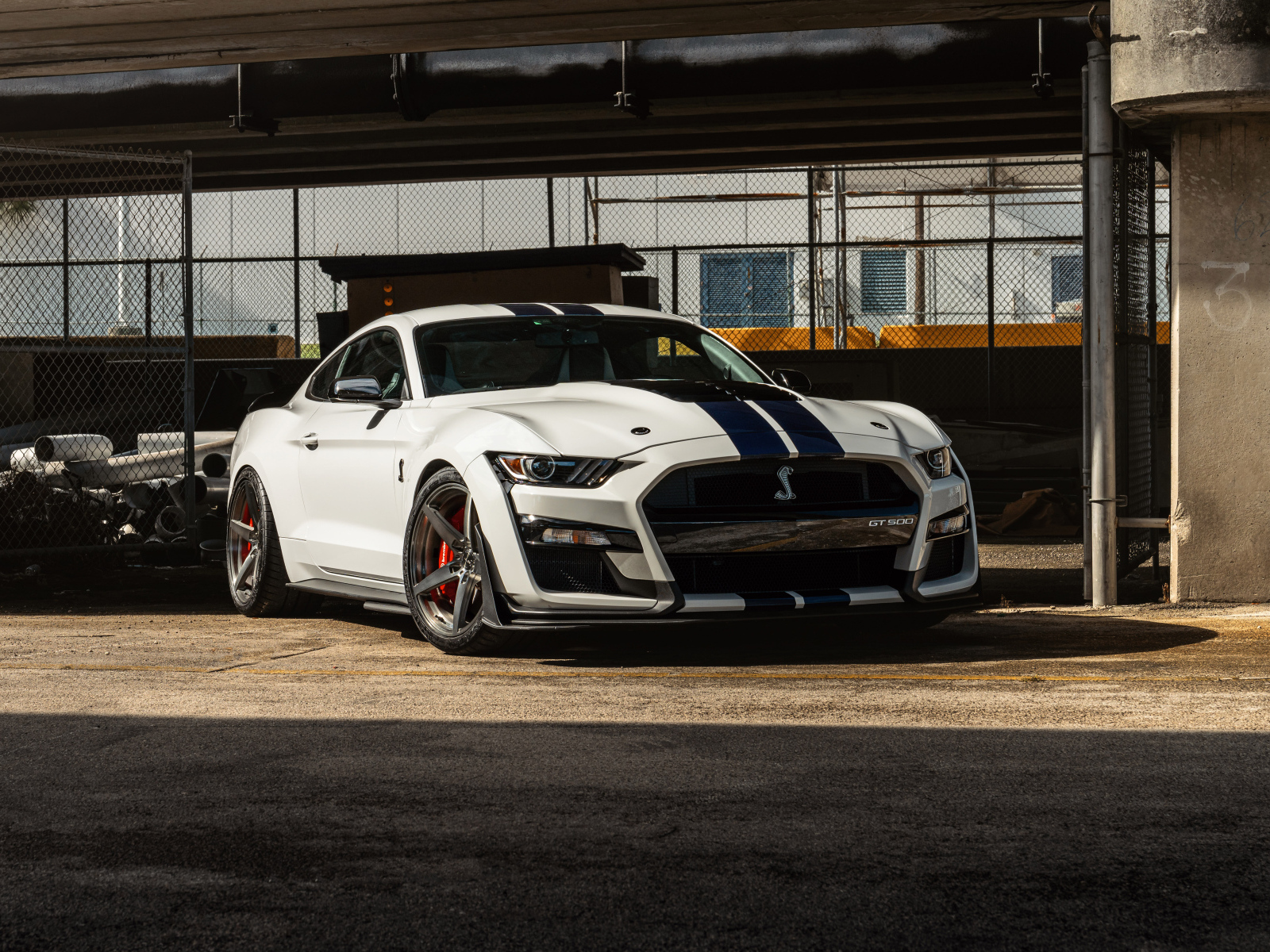 Автомобиль Mustang GT500 в ангаре