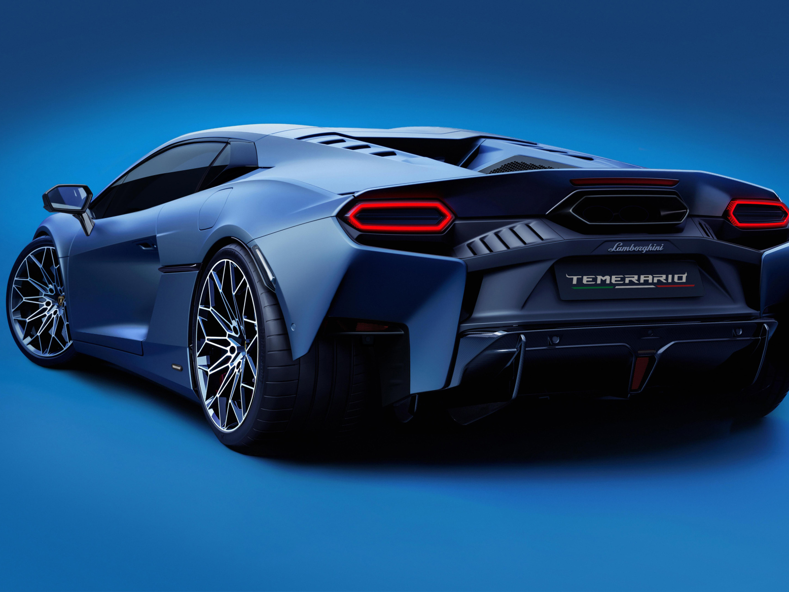 Автомобиль Lamborghini Temerario на синем фоне