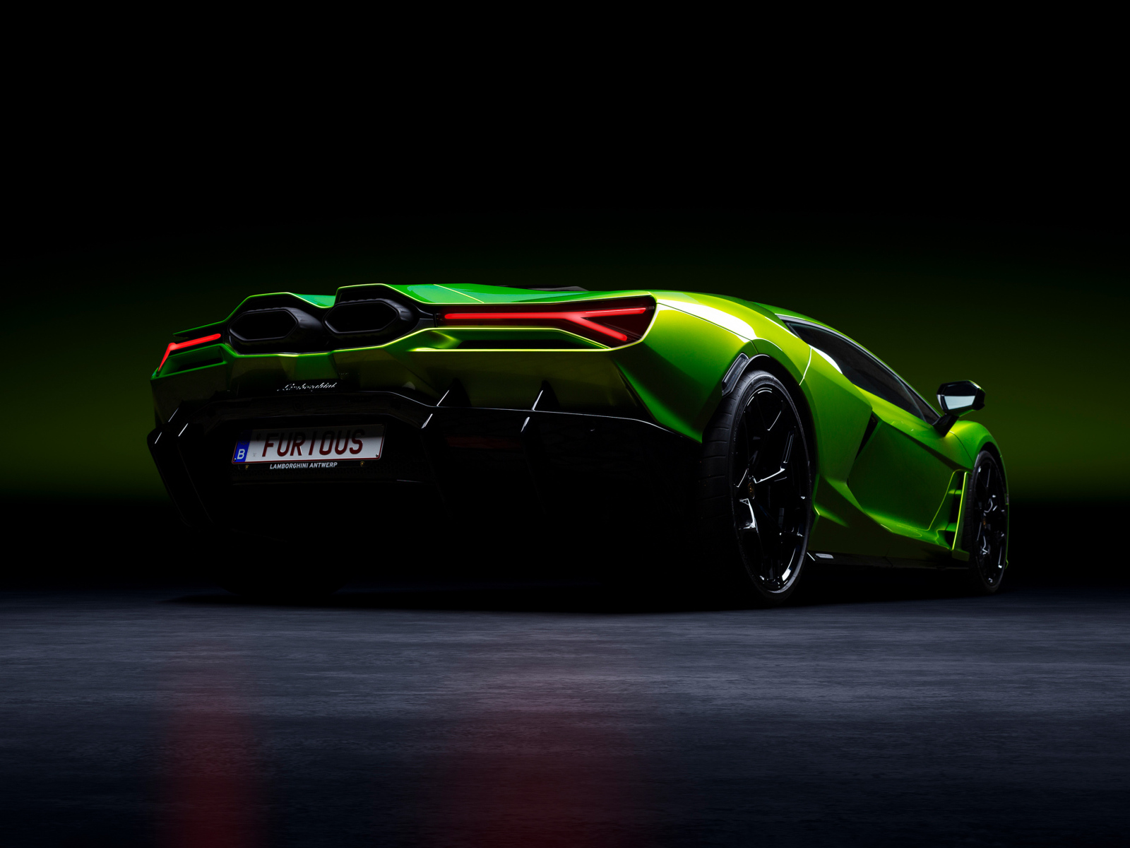 Вид сзади на автомобиль Lamborghini Revuelto на черном фоне