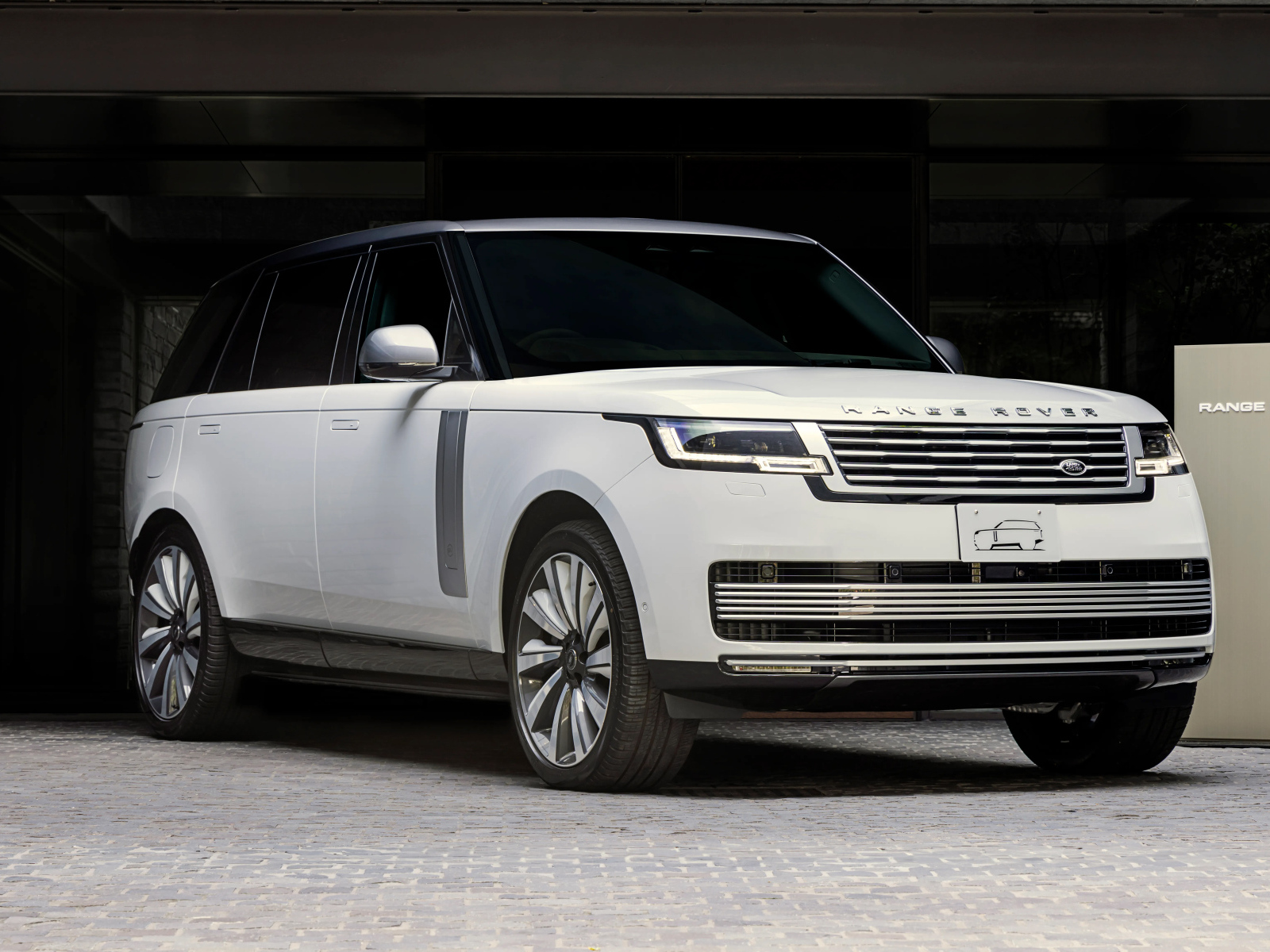 Белый большой Range Rover SV Bespoke 1858 Edition
