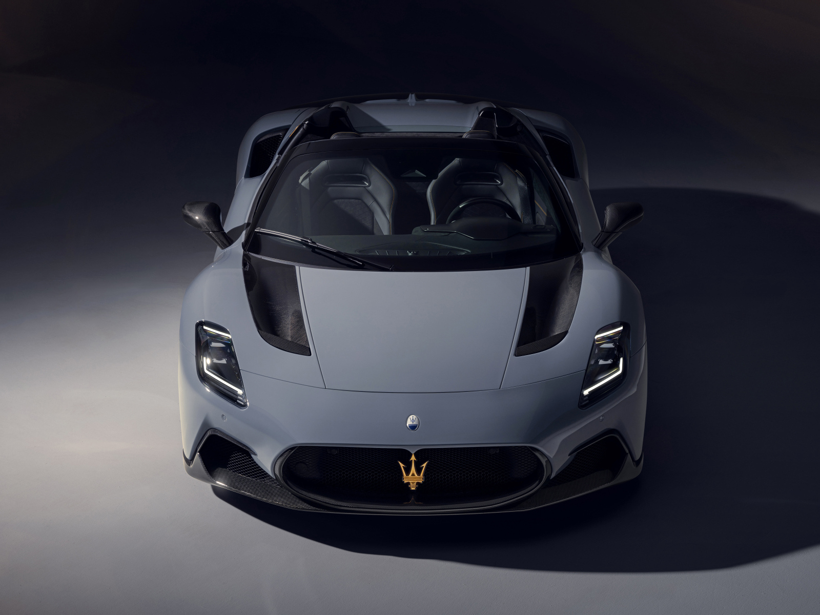 Серый автомобиль Novitec Maserati MC20 Cielo 2024 года