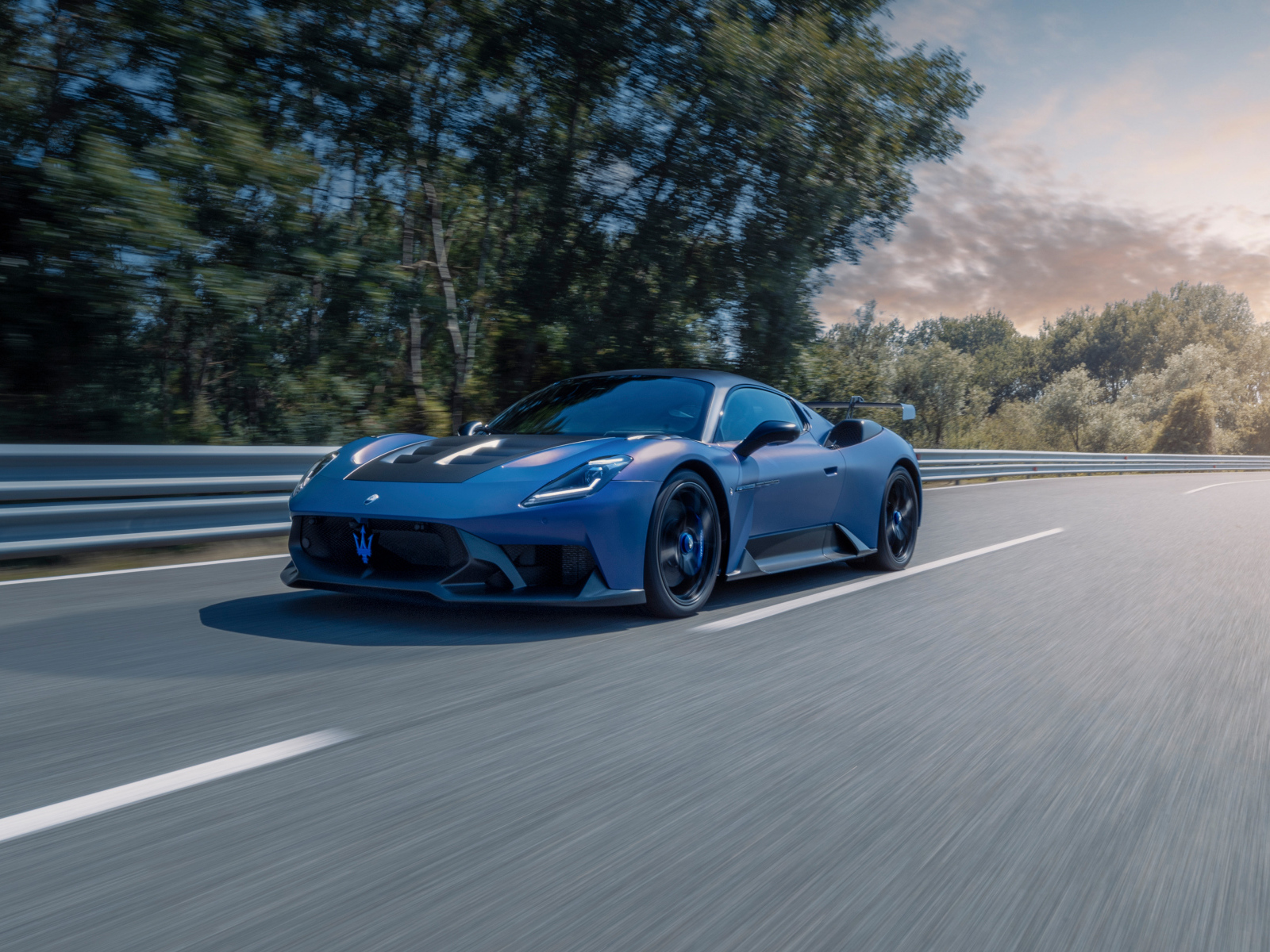 Автомобиль Maserati GT2 Stradale 2024  года на трассе