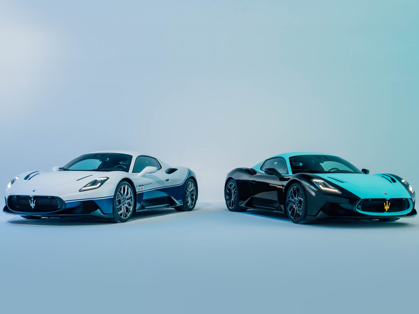 Два автомобиля Maserati MC20 Leggenda & Icona 2024 года