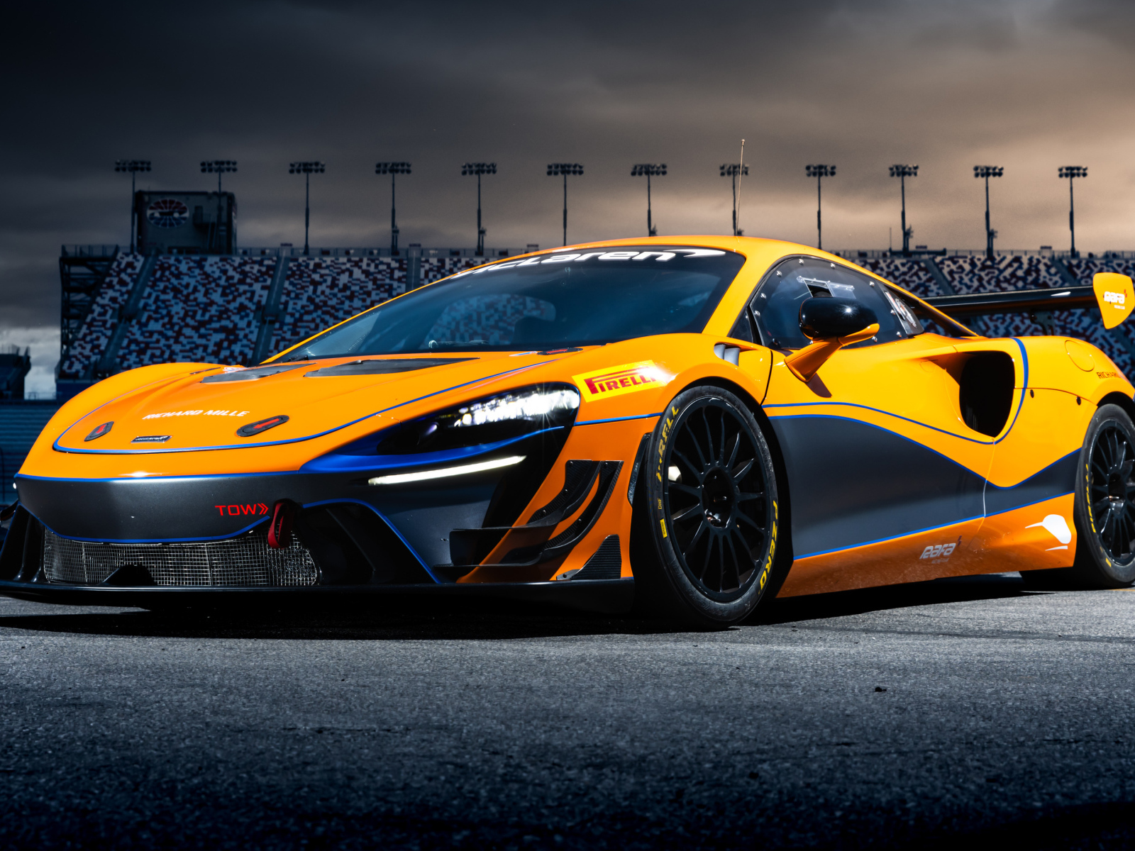 Оранжевый автомобиль McLaren Artura