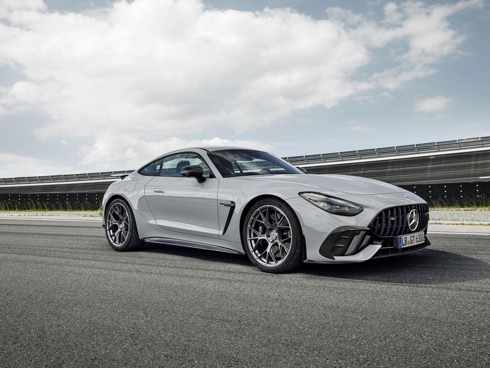 Серый автомобиль Mercedes-AMG GT 63 PRO 4MATIC+ 2024 года