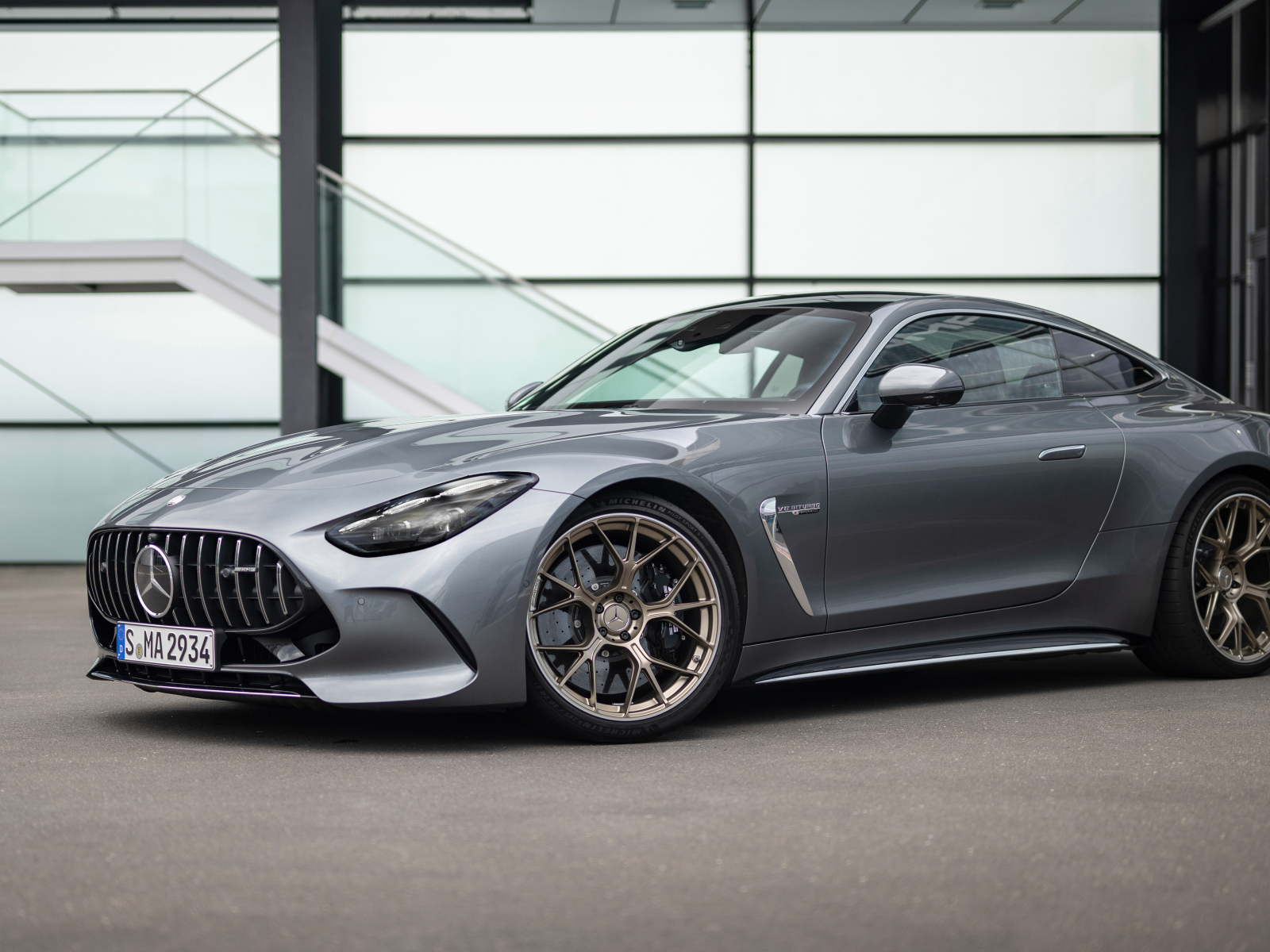 Серый автомобиль Mercedes-AMG GT 63 S E Performance 2024 года