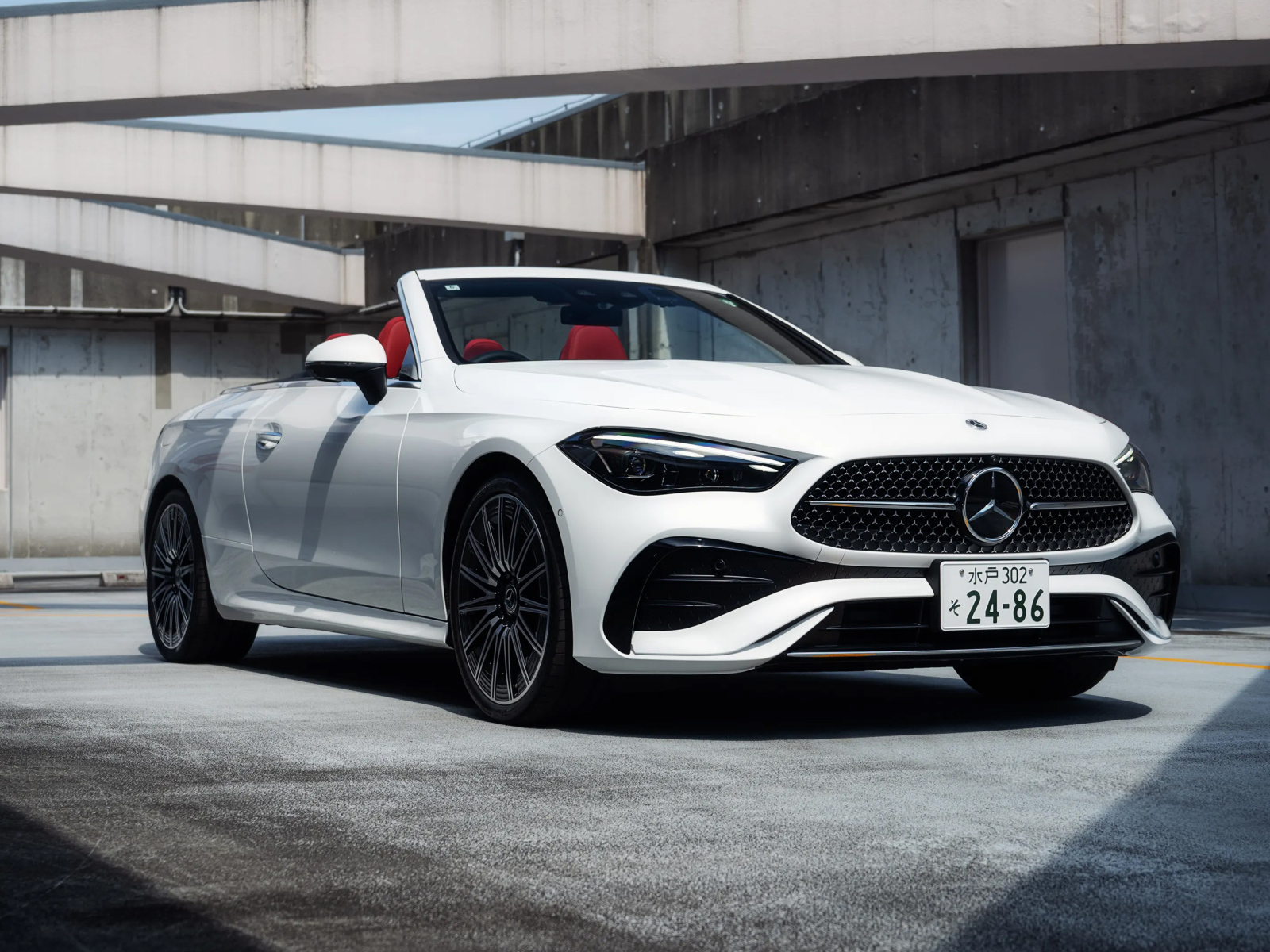 Белый кабриолет Mercedes-Benz CLE 200 AMG Line Cabrio 2024 года