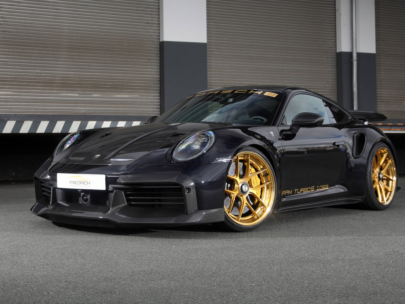 Черный автомобиль Porsche 911 Turbo S