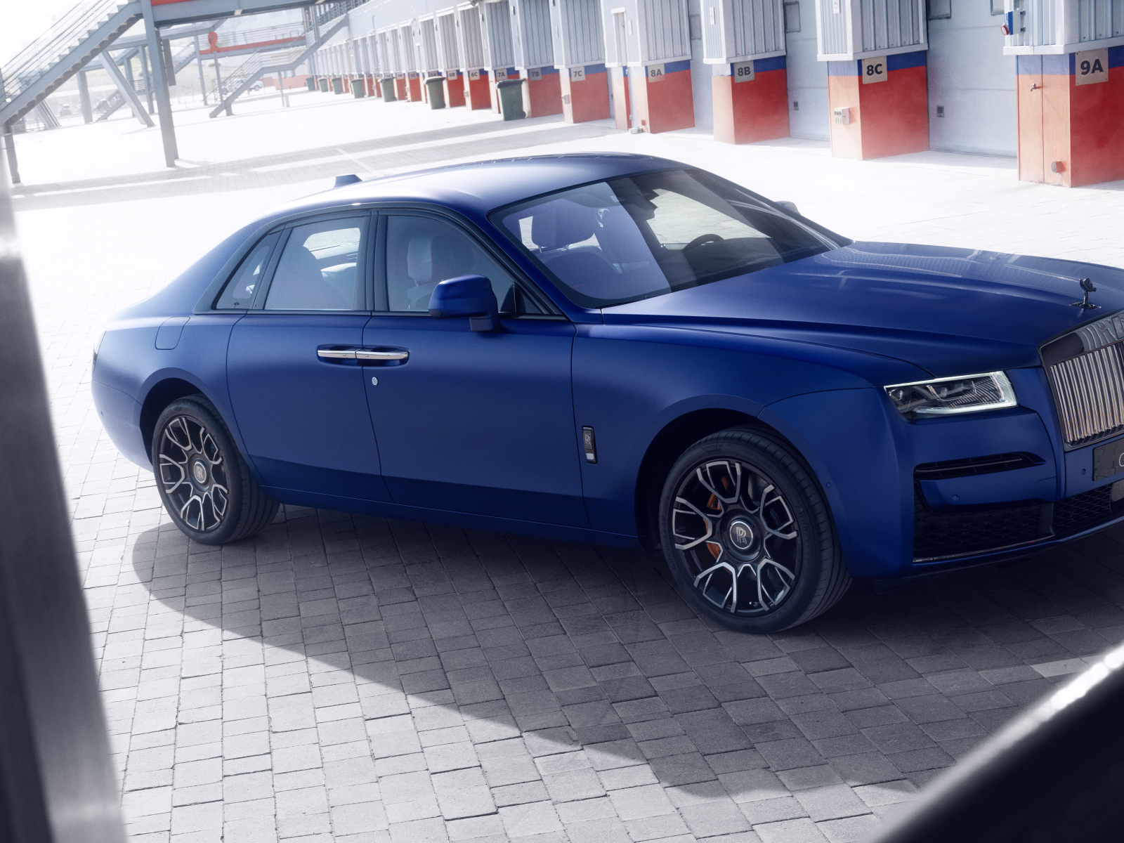 Синий автомобиль Rolls-Royce Black Badge Ghost CGI