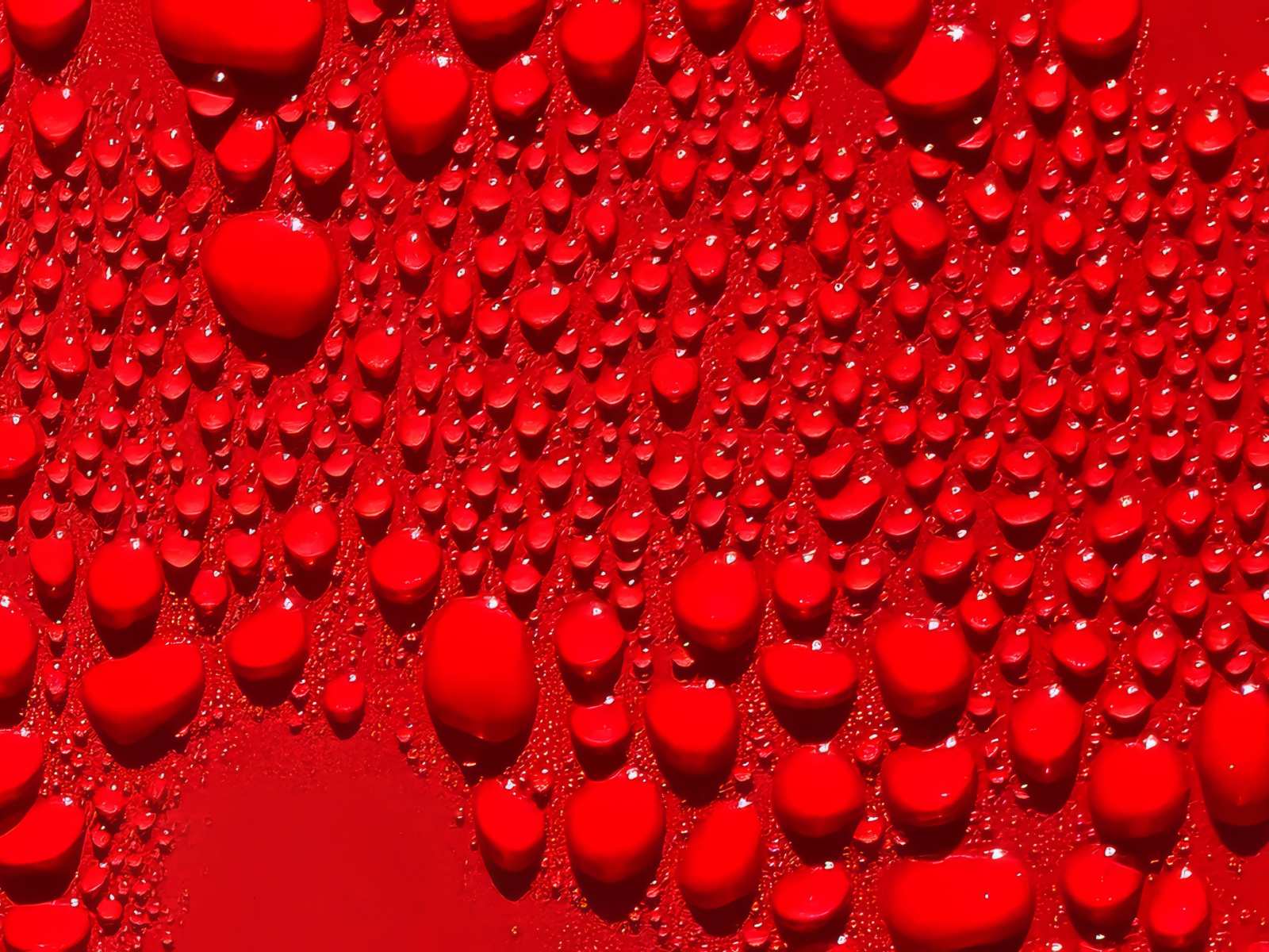 Капли воды на ярком красном фоне