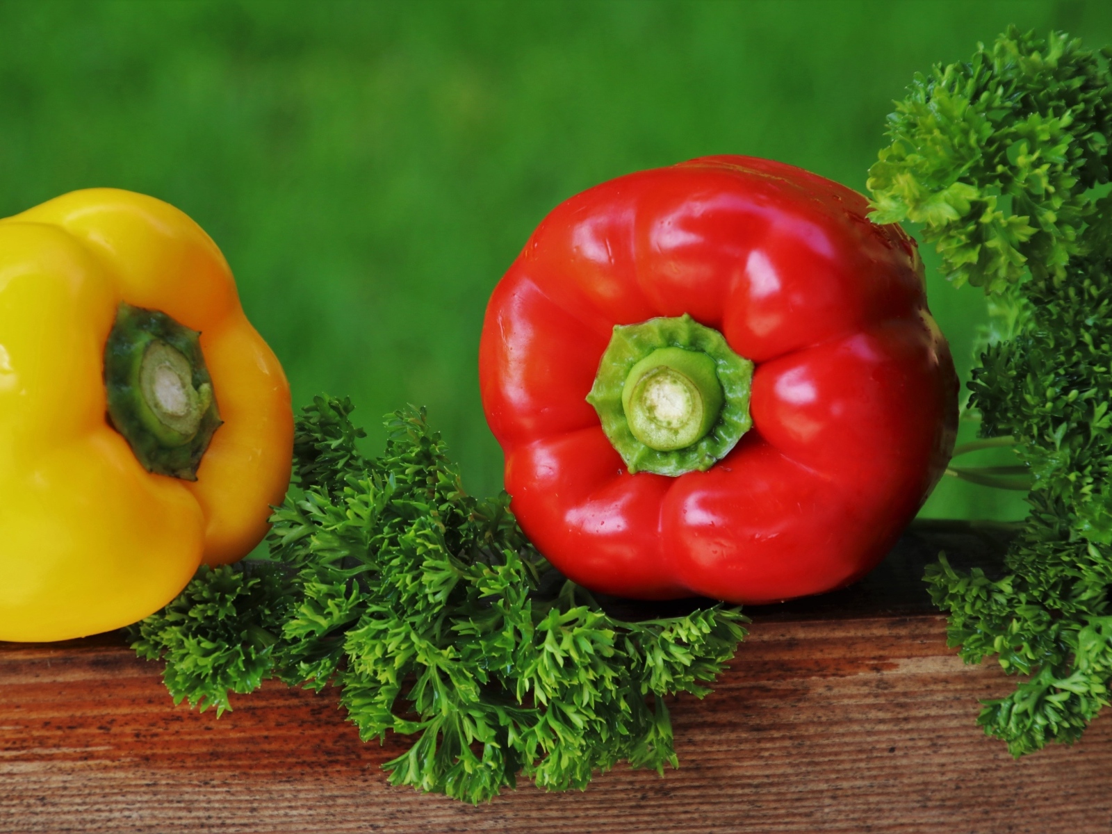 Болгарский перец с зеленью петрушки