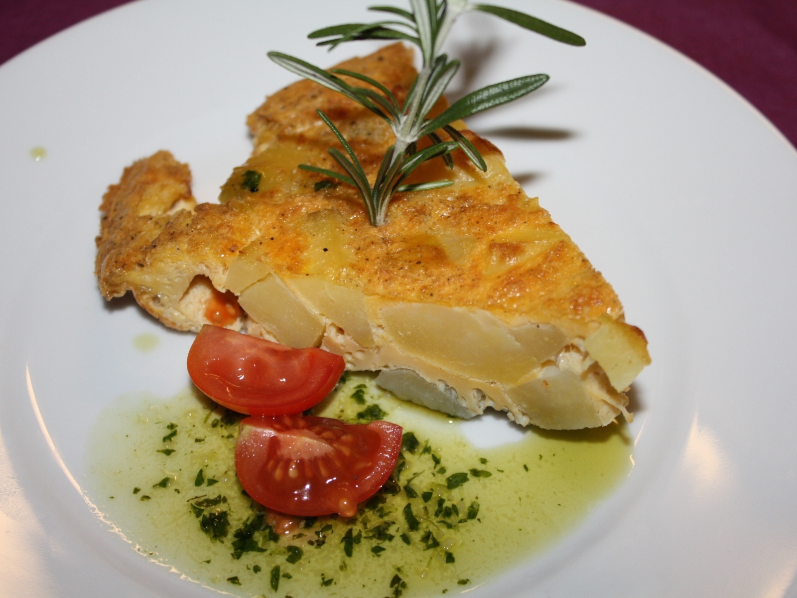 Запеканка на тарелке с помидорами