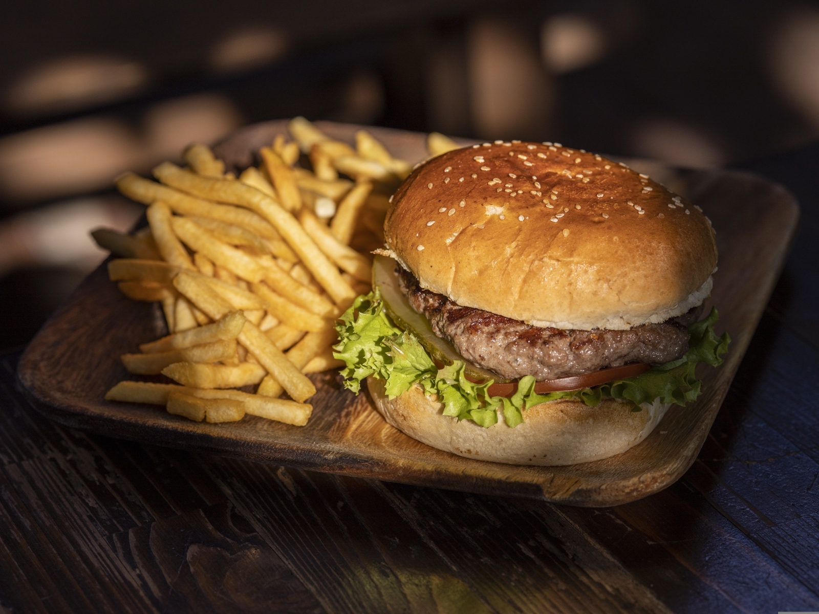 Гамбургер на тарелке с картошкой фри