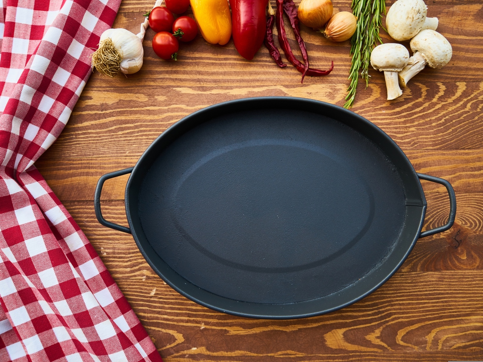 Большая чугунная жаровня на столе