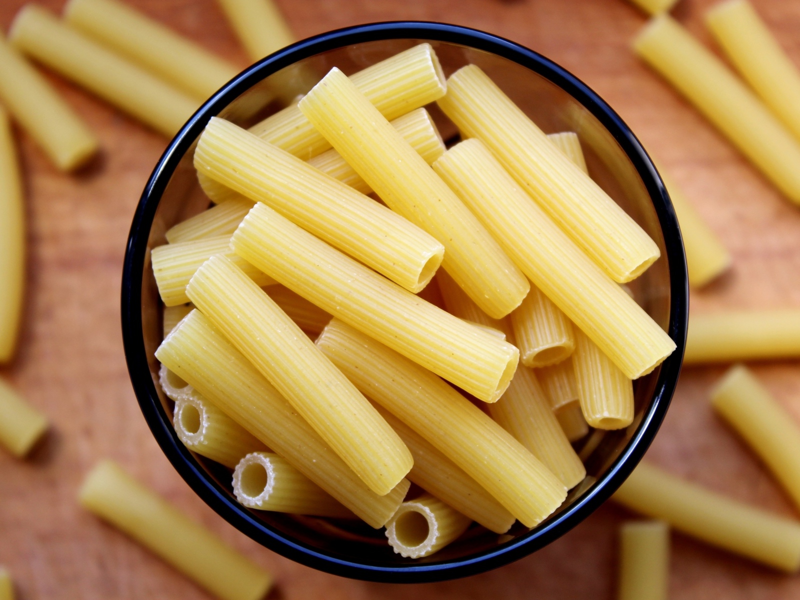 Большие макароны ригатони крупным планом