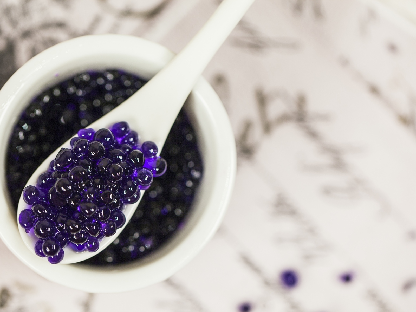 Лавандовая икра на ложке