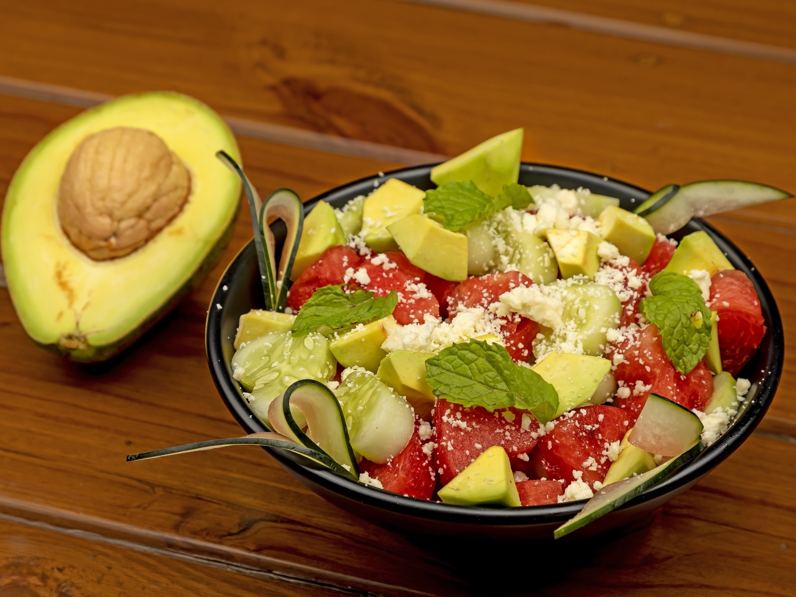 Салат с авокадо, помидорами и огурцами