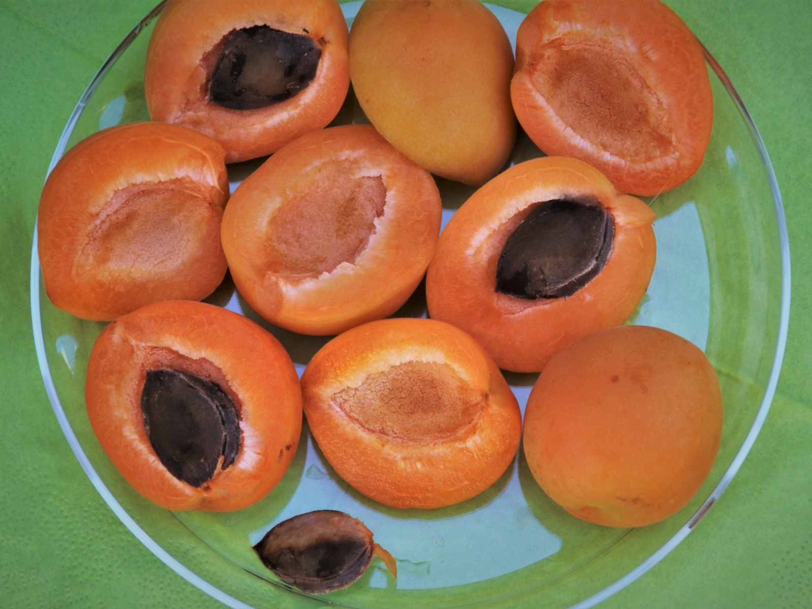 Абрикосы половинками на тарелке