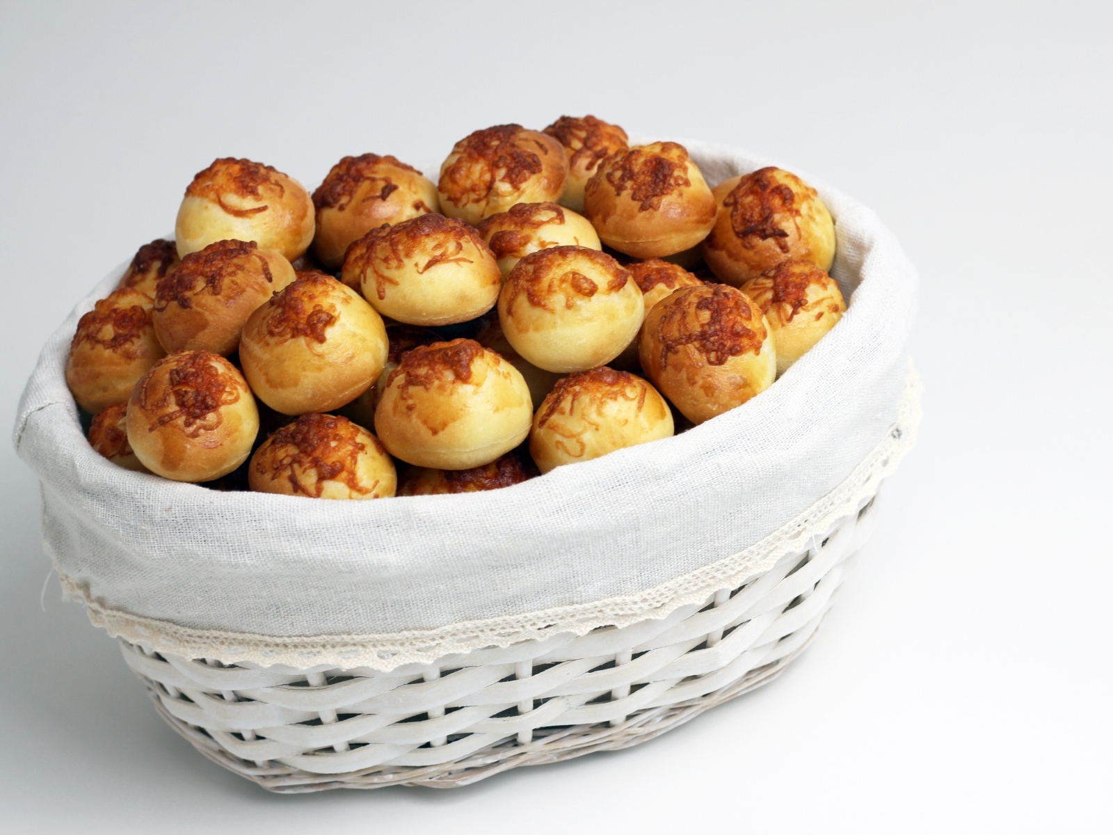 Чесночные булочки в корзине на столе