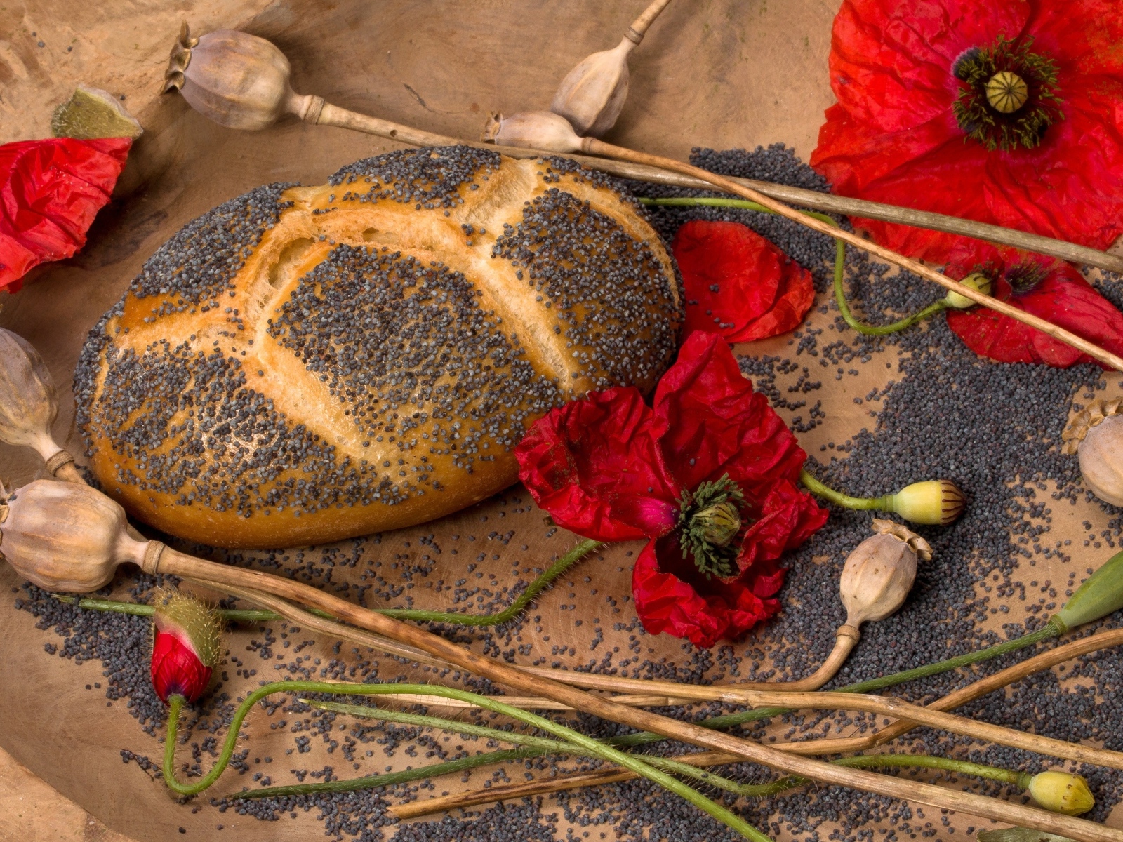 Калач с зернами и цветами мака
