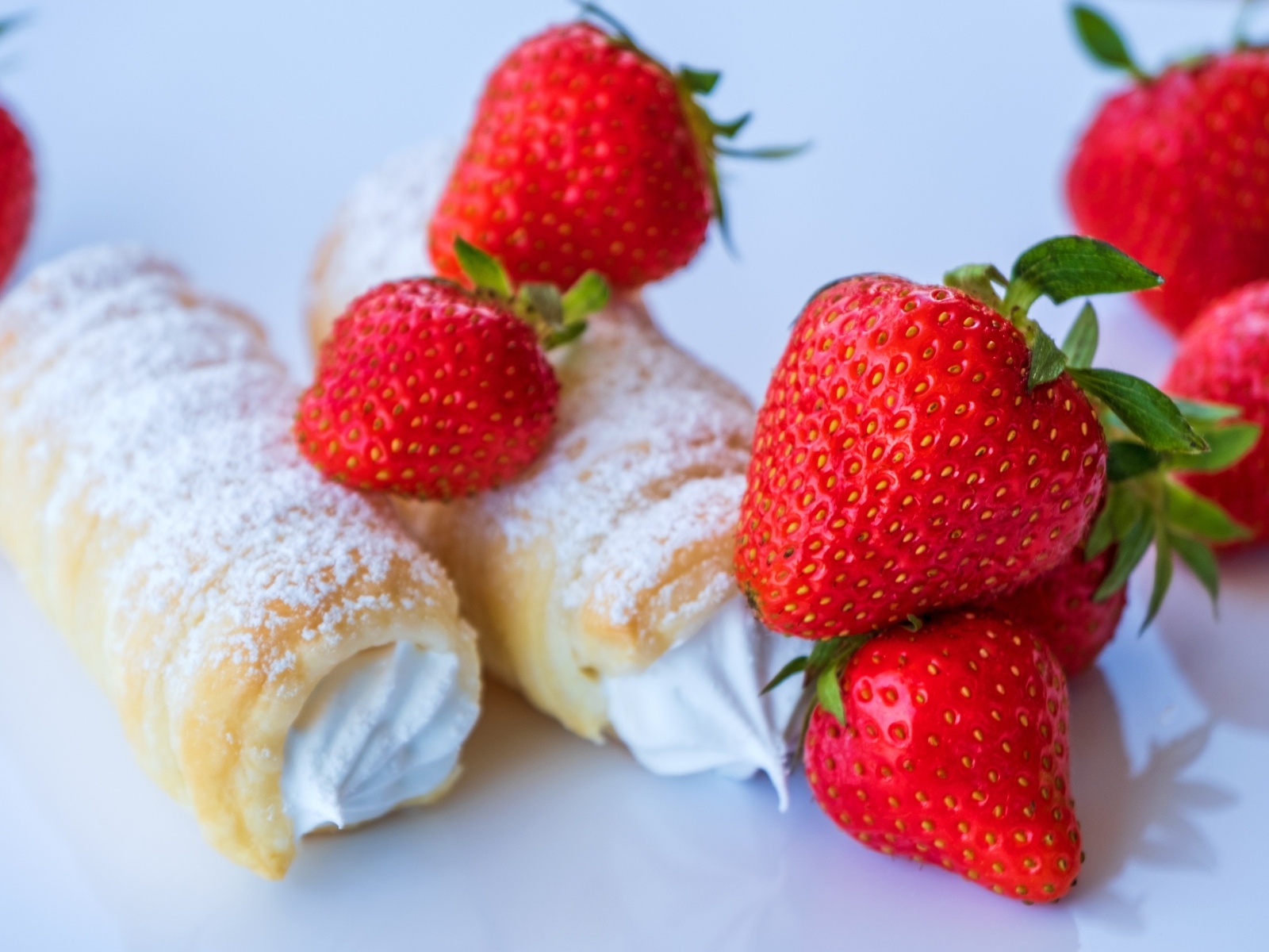 Трубочки со сливочным кремом и ягодами клубники