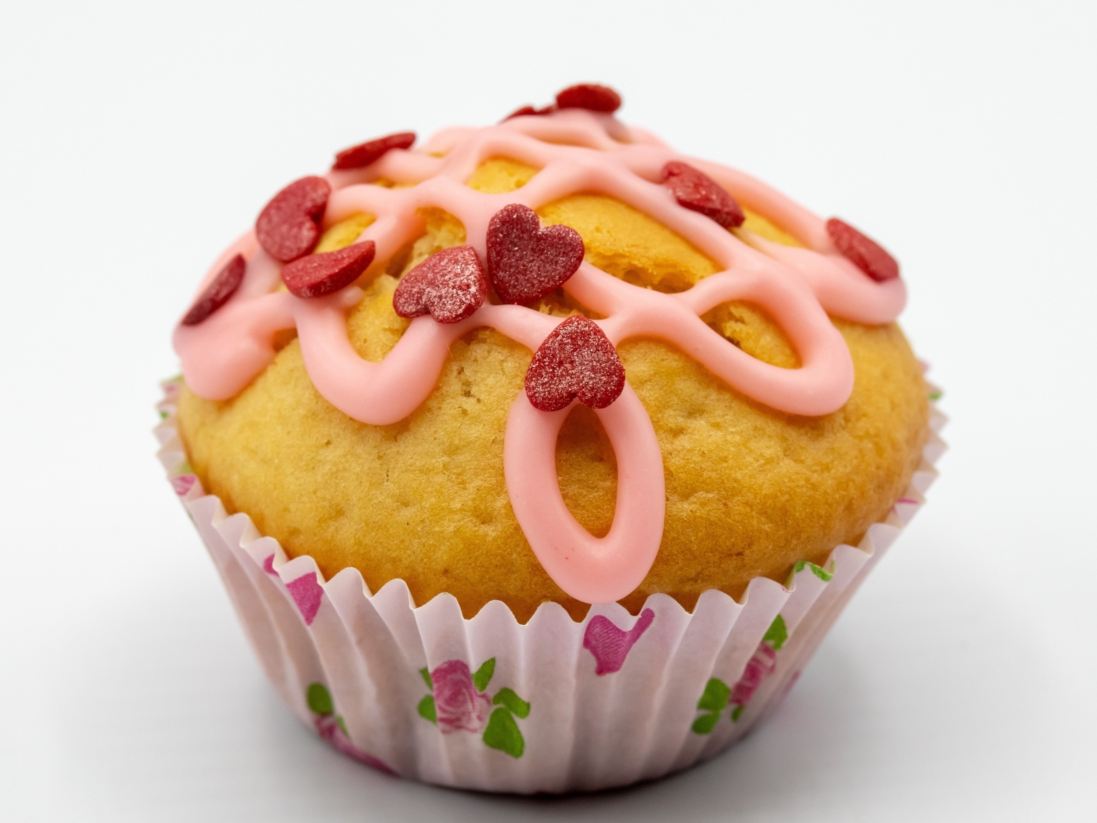 Кекс с украшением из сердец на сером фоне