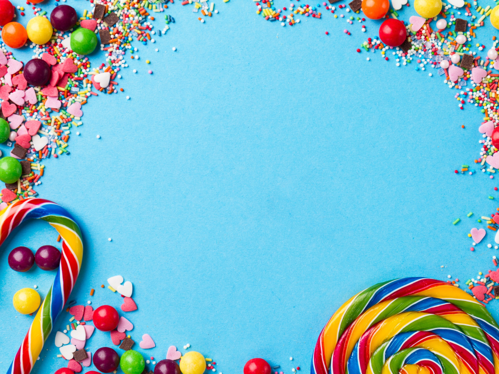 Разноцветные конфеты на голубом фоне крупным планом