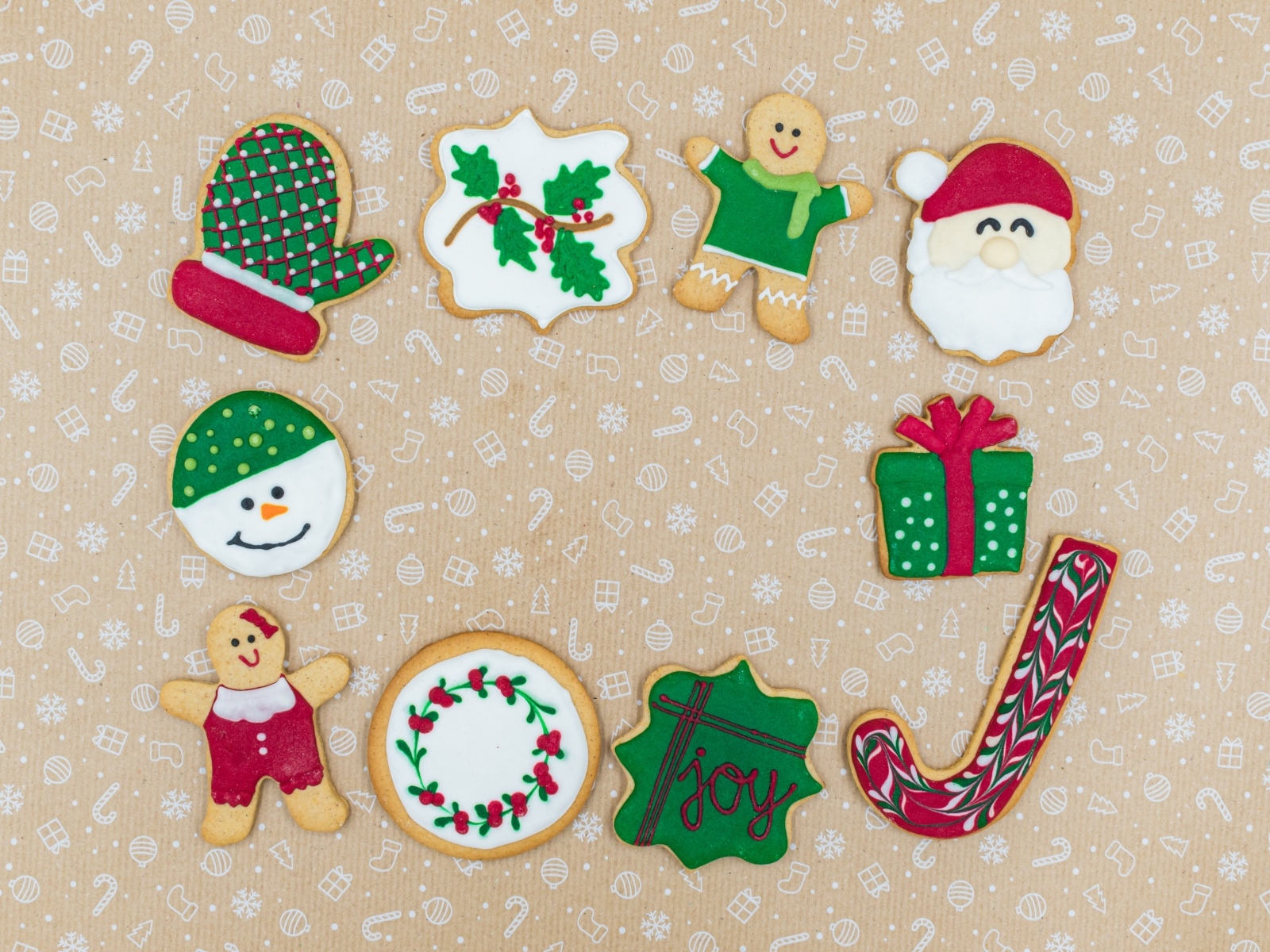 Новогоднее печенье на коричневом фоне