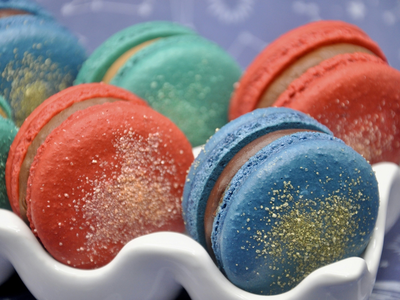 Сладкий разноцветный десерт макарун на столе