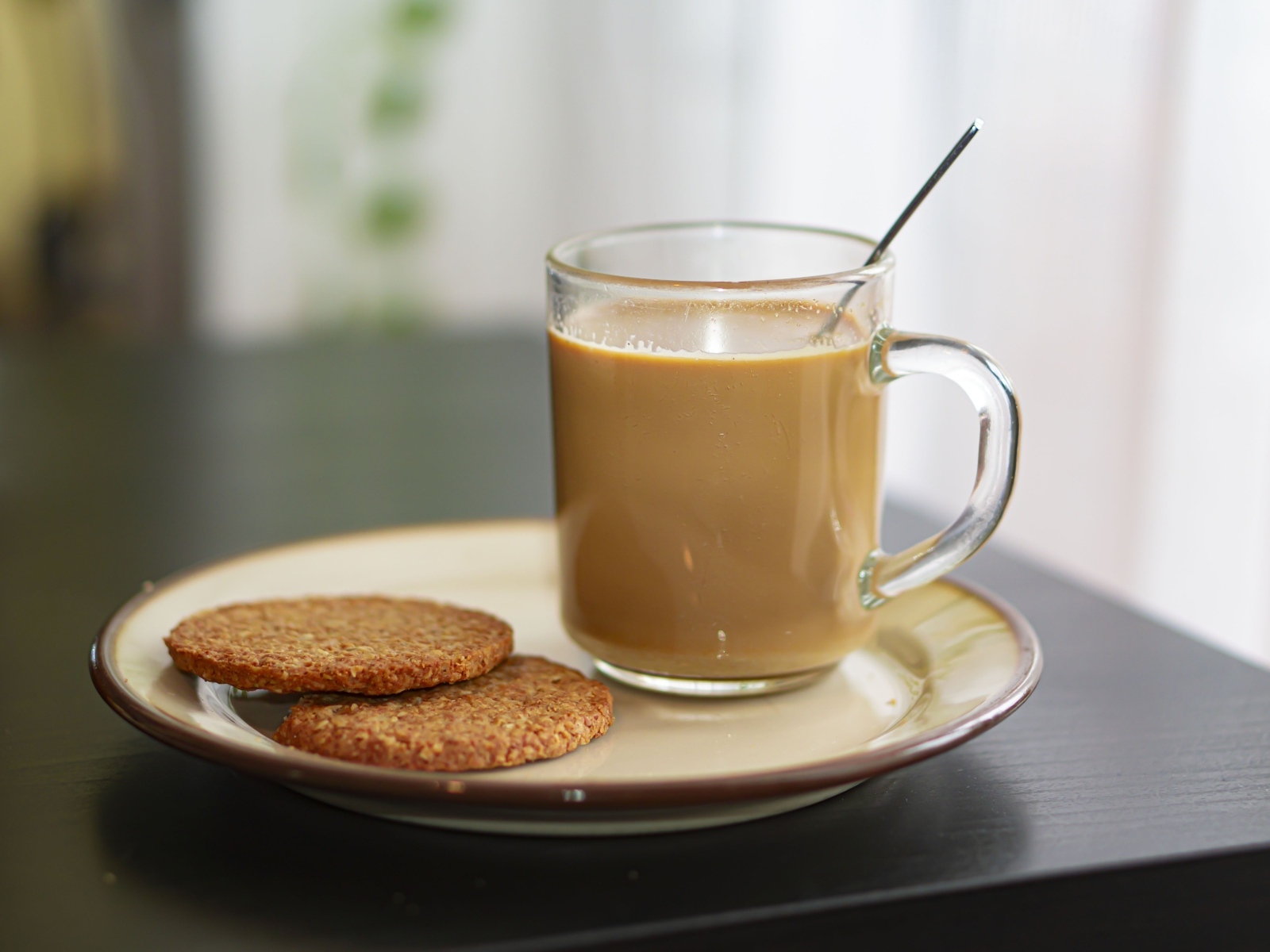 Чашка какао на тарелке с печеньем 