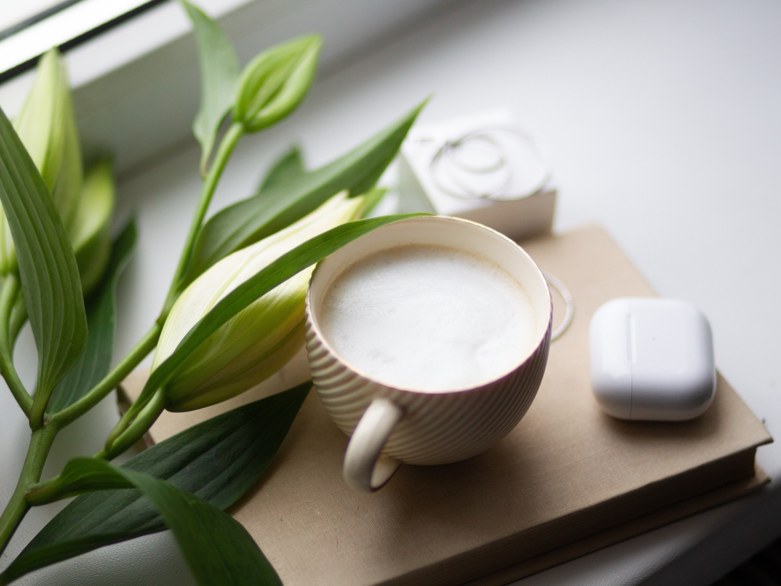 Чашка кофе на подоконнике с цветами лилии 