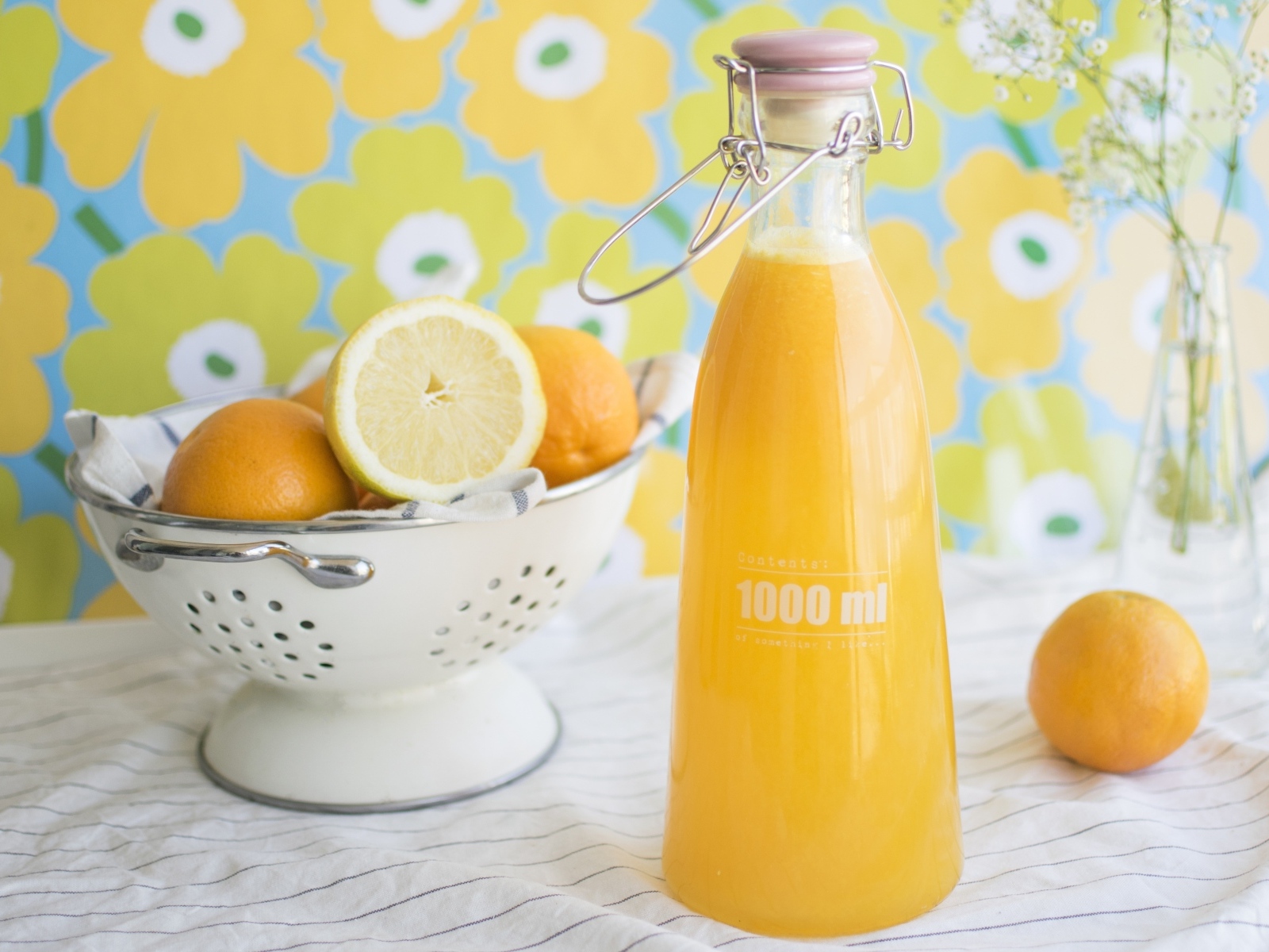 Апельсиновый сок с фруктами на столе