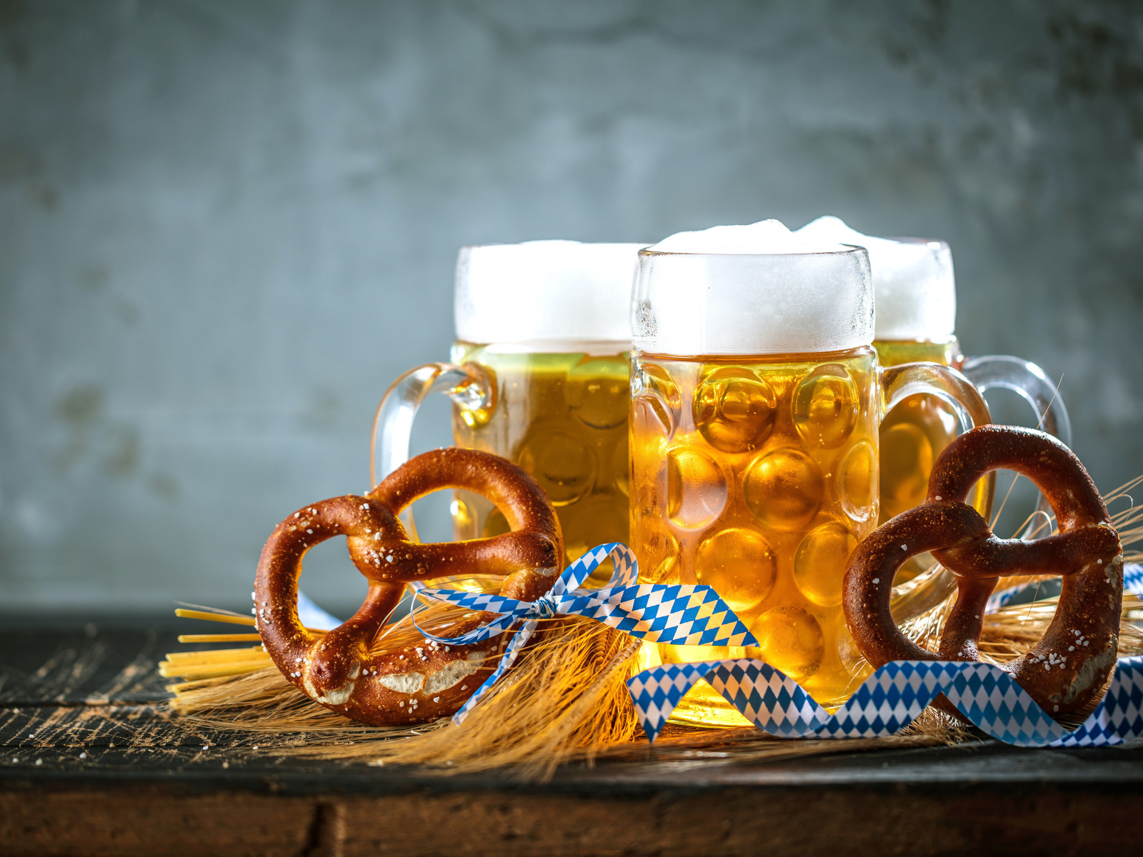 Три бокала пива с кренделями 