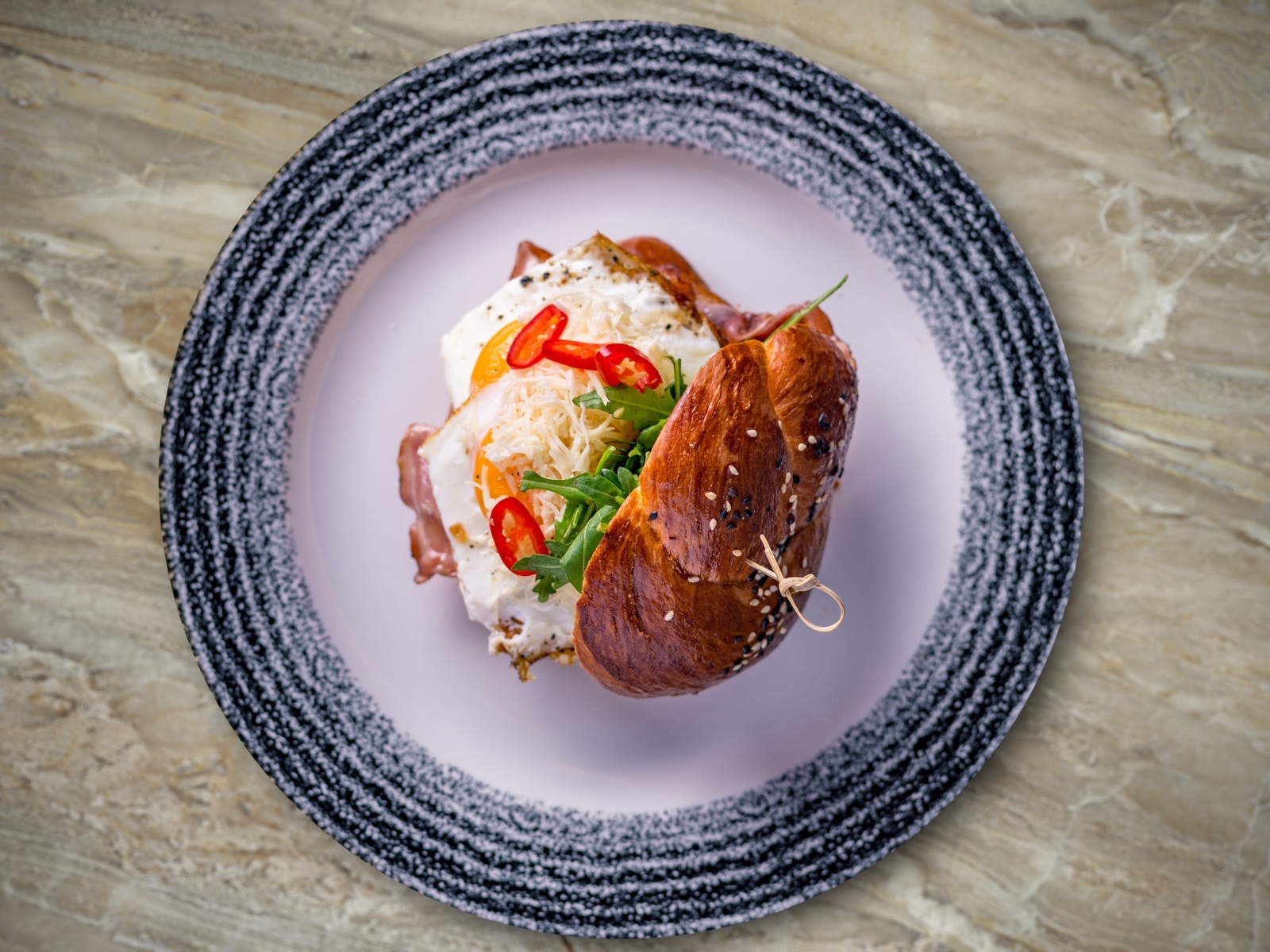 Бутерброд с ветчиной и овощами на тарелке