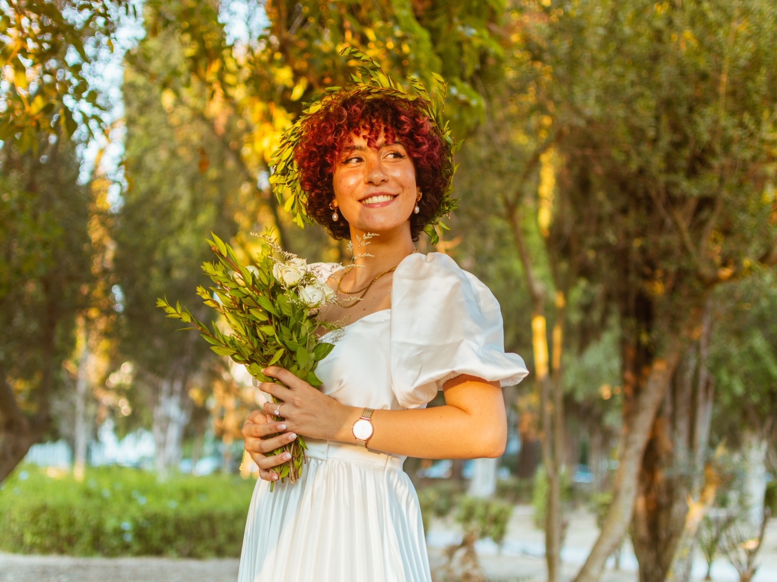 Красивая улыбающаяся рыжеволосая девушка с букетом