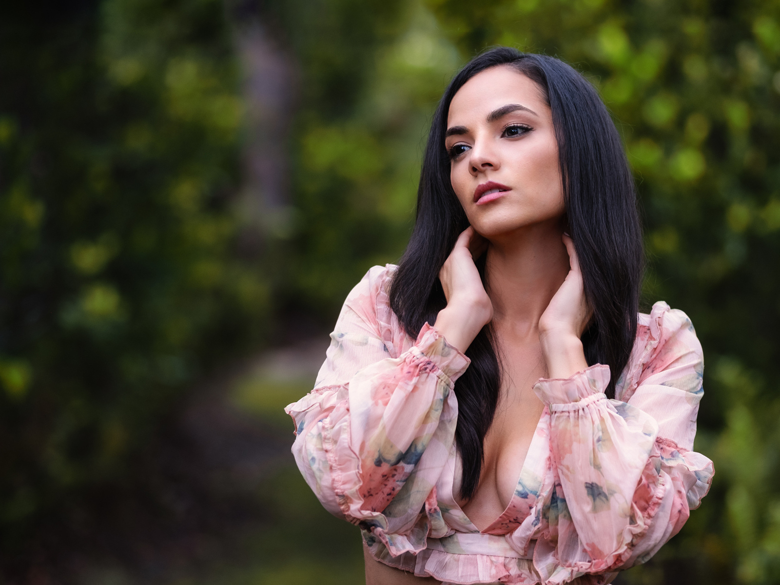 Жгучая брюнетка с карими глазами с руками у шеи