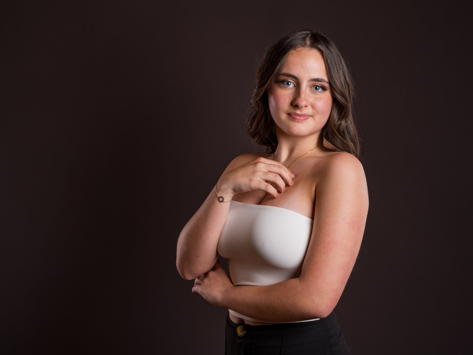 Девушка с голубыми глазами на черном фоне