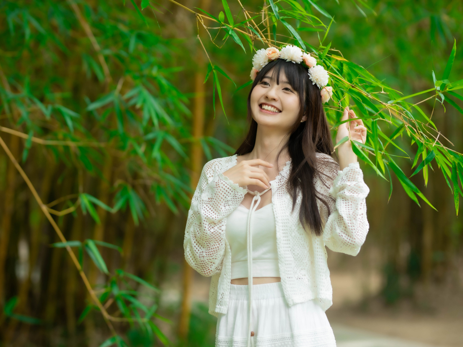 Улыбающаяся азиатка с венком на голове