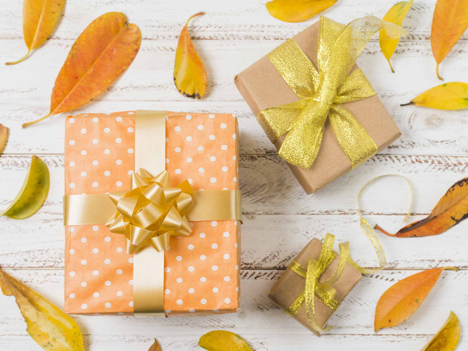 Подарки с опавшими листьями на столе
