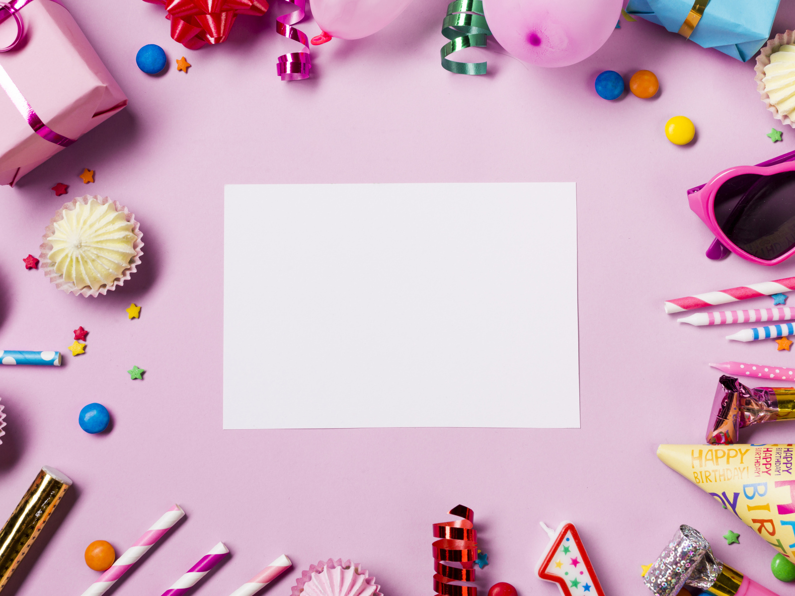 Шаблон поздравительной открытки с декором на день рождения на розовом фоне