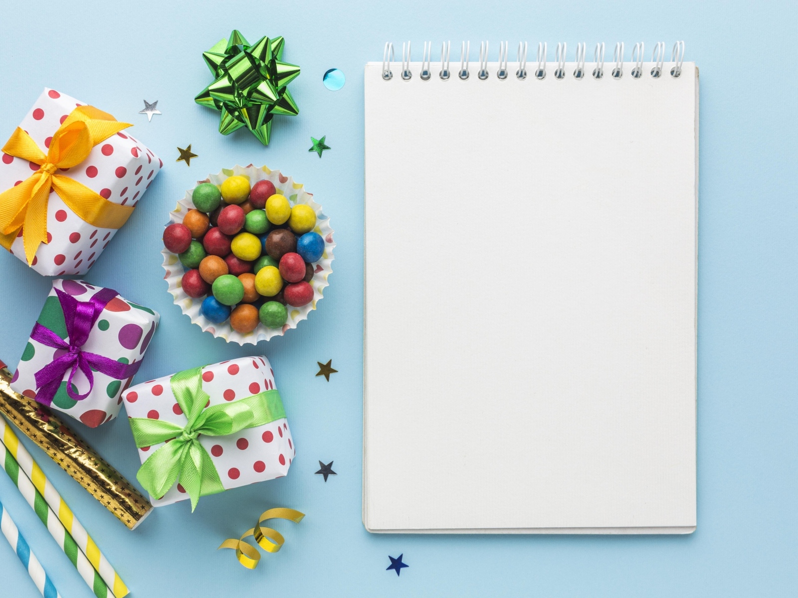 Блокнот с декором на голубом фоне, шаблон открытки на день рождения