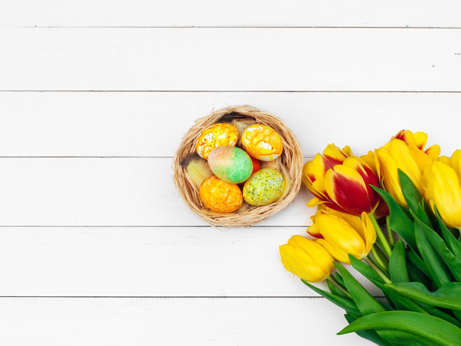 Букет тюльпанов с крашеными яйцами на Пасху