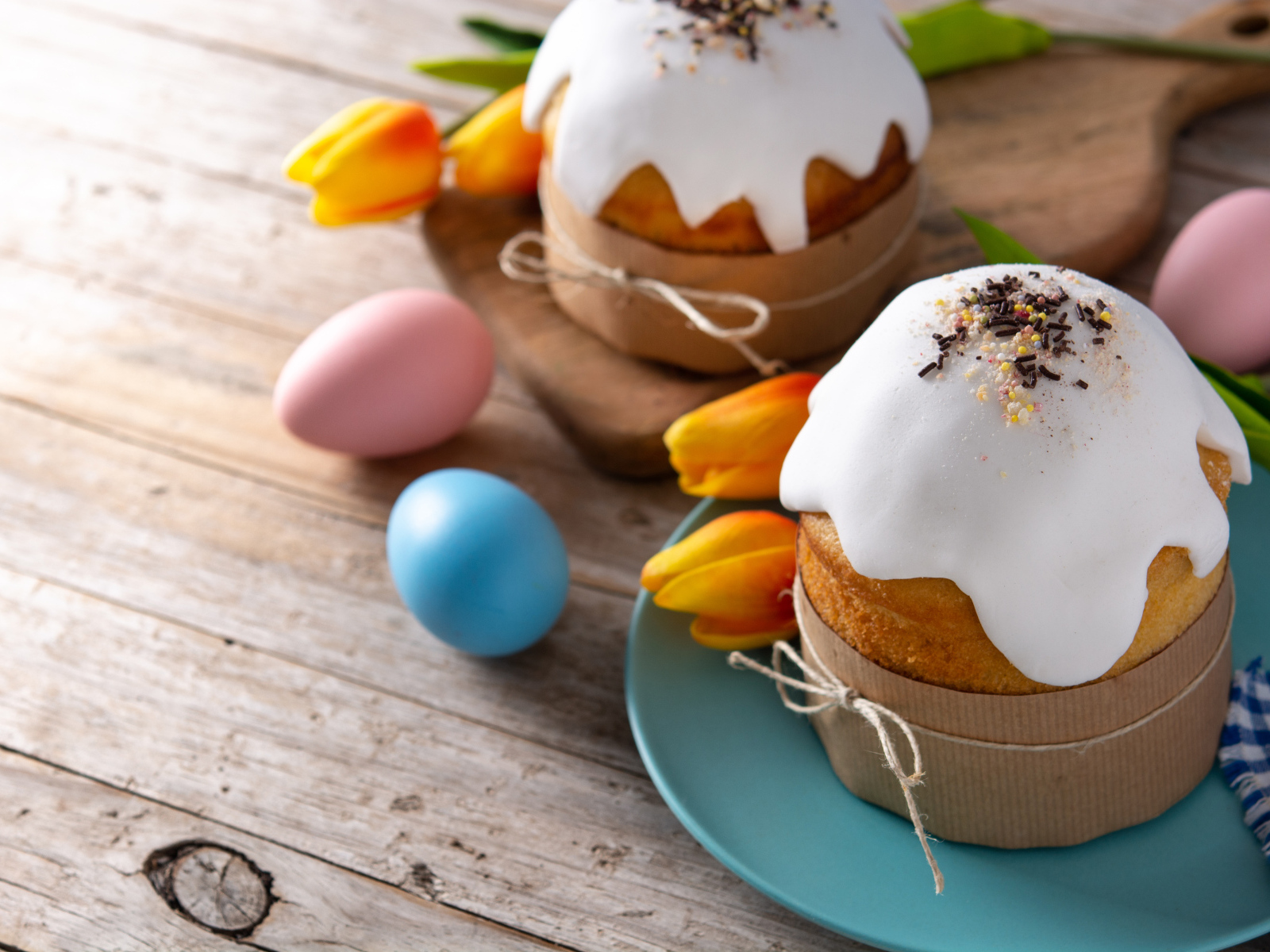 Традиционные пасхальные угощения на столе