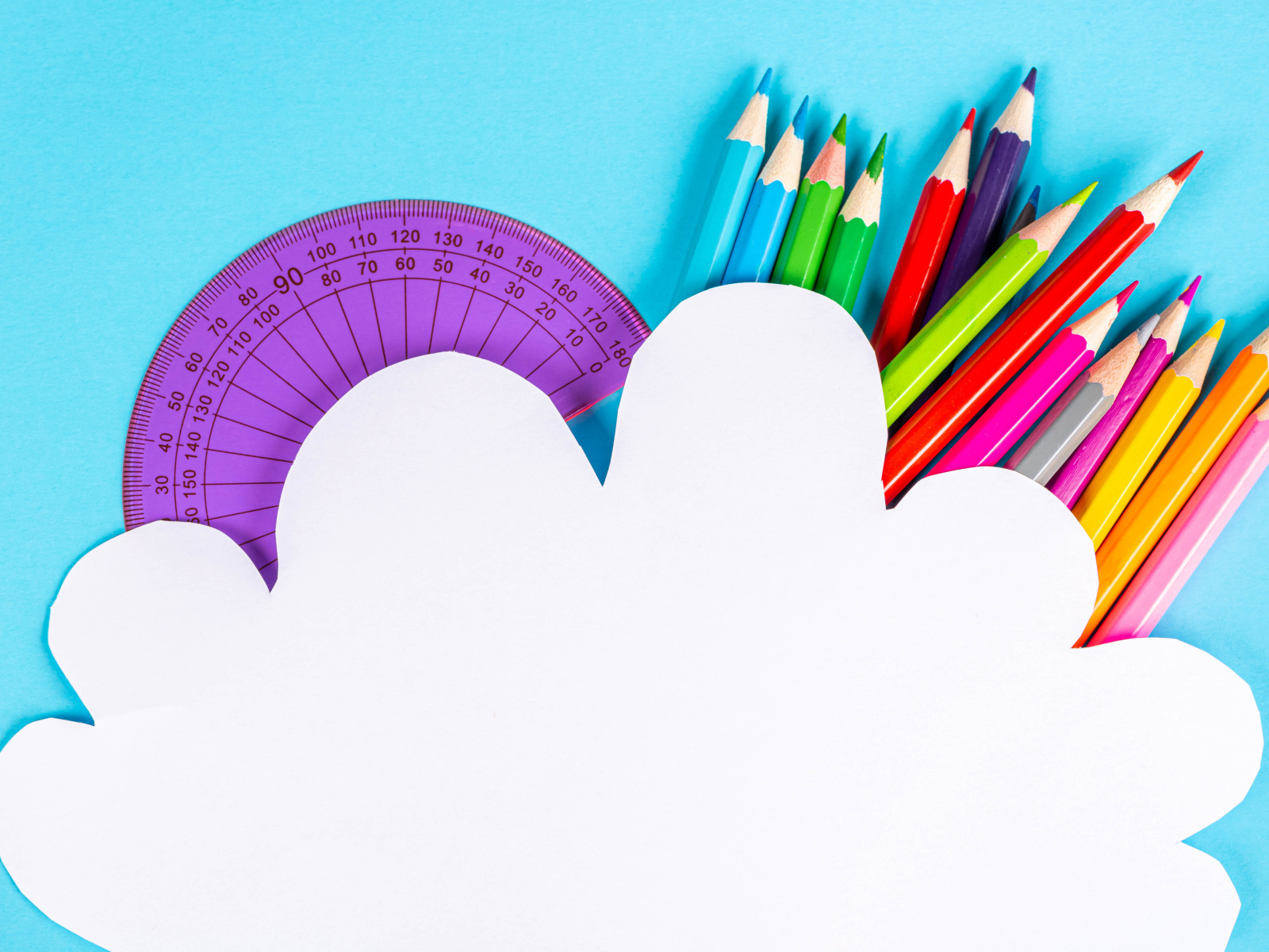 Цветные карандаши на голубом фоне с листом бумаги, шаблон для открытки