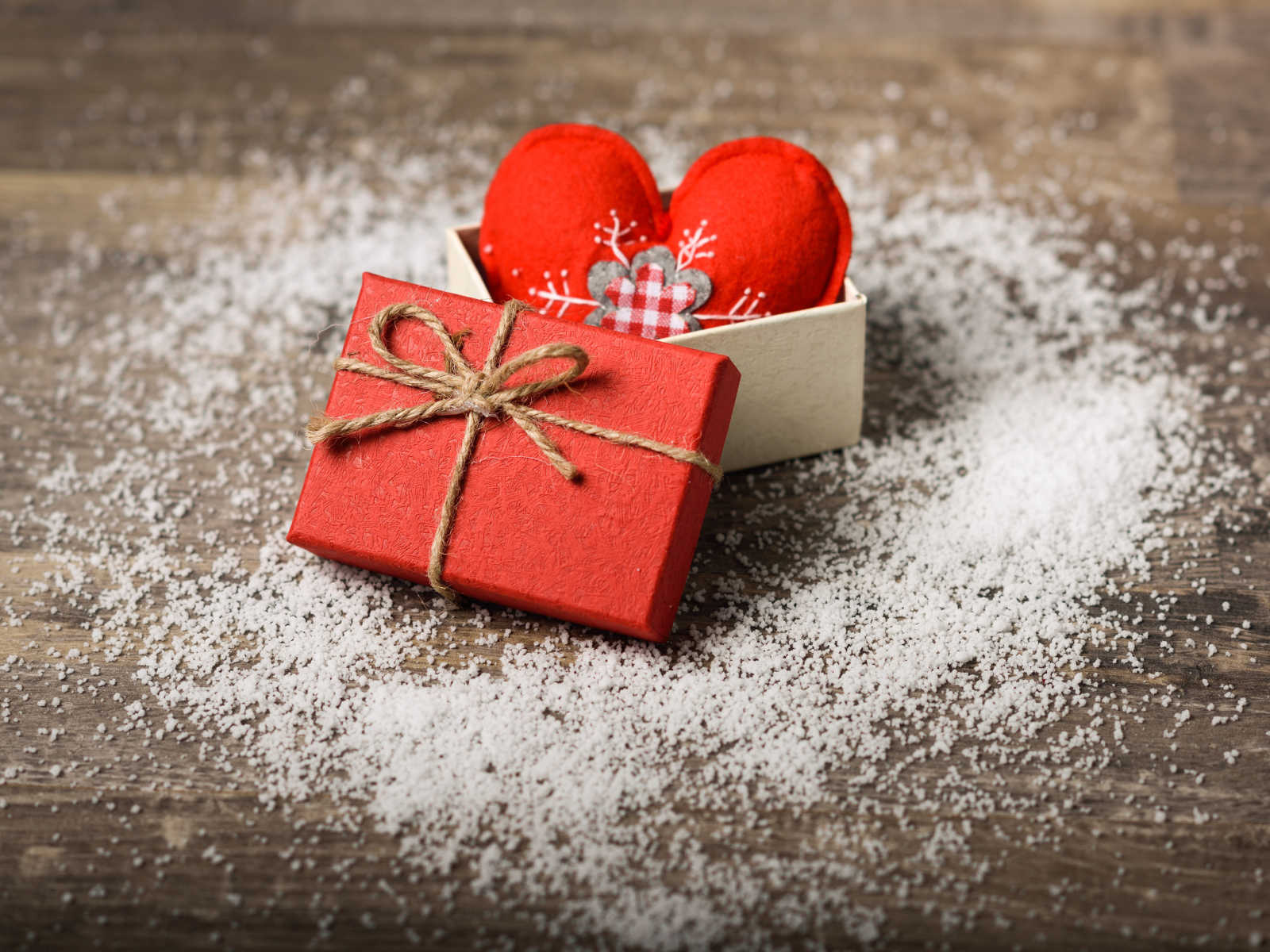 Коробка с сердечком на деревянном фоне