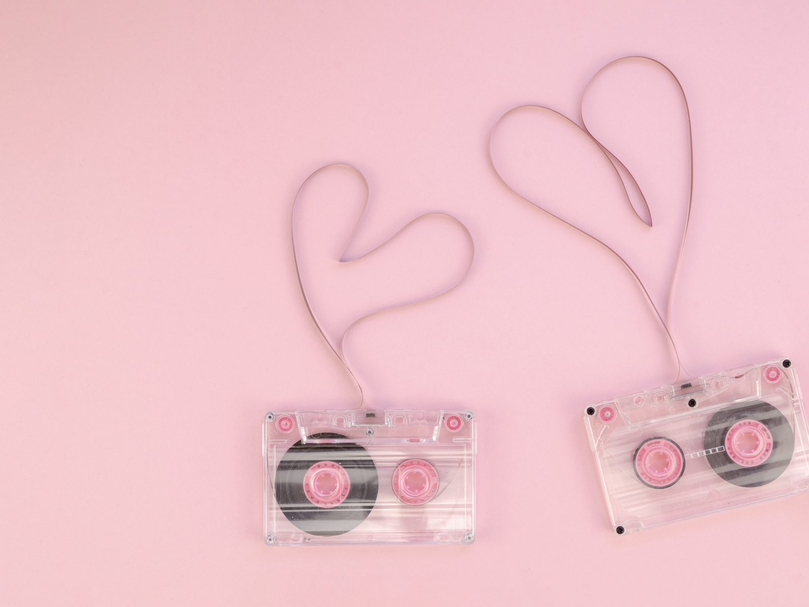 Сердечки из кассетной ленты на розовом фоне